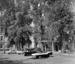 Magyarország, Margitsziget, Budapest, Margitszigeti Nagyszálló, főbejárat., 1957, Bauer Sándor, német gyártmány, amerikai gyártmány, Opel-márka, Renault-márka, Volkswagen-márka, Ford-márka, francia gyártmány, Chevrolet-márka, automobil, Simca-márka, Opel Kapitän, Volkswagen Bogár, Chevrolet Bel Air, Ford Thunderbird, Ford Fairlane Crown Victoria, Simca Vedette, Renault Frégate, Fortepan #113163