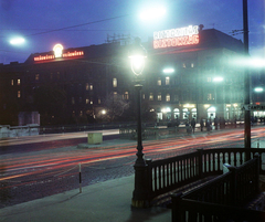 Magyarország, Budapest II., Margit híd budai hídfő, szemben a Lipthay utca - Margit körút (Mártírok útja) sarok., 1971, Bauer Sándor, színes, este, neon felirat, Budapest, Fortepan #113171