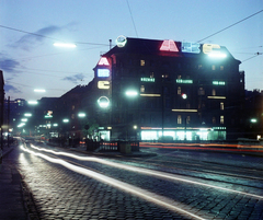 Magyarország, Budapest II., Margit híd budai hídfő, szemben a Margit körút (Mártírok útja)., 1971, Bauer Sándor, színes, élelmiszerbolt, este, Csemege vállalat, neon felirat, Budapest, Fortepan #113173