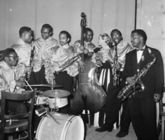 Hungary, Budapest, a dél-amerikai Hot Shots zenekar, a hölgy Jánosi Judit színésznő, aki műsorukat konferálja., 1958, Bauer Sándor, musical instrument, band, double bass, drum, saxophone, african-american, cymbal, jazz history, Fortepan #113241