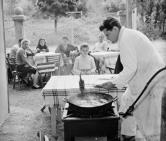 Magyarország, Balatonvilágos, Klára-telep, Rákóczi út, a Délpesti Üzemi Vendéglátó Vállalat üdülője és büféje., 1964, Bauer Sándor, halsütő, Fortepan #113292