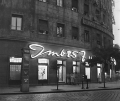 Magyarország, Budapest V., Nyugati (Marx) tér 6., Imbisz büfé., 1959, Bauer Sándor, hirdetőoszlop, büfé, postaláda, kockakő, neon felirat, Budapest, Fortepan #113300