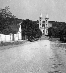 Magyarország, Máriagyűd, Siklós, (ekkor önálló, ma a város része), Járó Péter utca, szemben a kegytemplom., 1958, Gyöngyi, falu, templom, búcsú, zarándokhely, Ferences rend, Fortepan #11342