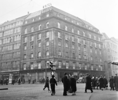 Magyarország, Budapest V.,Budapest VII., Astoria kereszteződés, szemben a Kossuth Lajos utca - Múzeum körút sarok, Astoria szálló., 1957, Bauer Sándor, szálloda, jelzőlámpa, Robur Garant, Budapest, Fortepan #113463