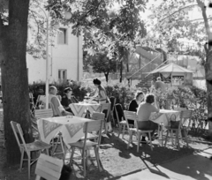 Magyarország,Balaton, Siófok, Kálmán Imre sétány 3., Hangulat cukrászda, kerthelyiség., 1959, Bauer Sándor, kerthelyiség, cukrászda, pavilon, felüljáró, Fortepan #113491