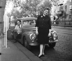 Magyarország, Budapest XIV., Thököly út, jobbra a háttérben az 55. számú ház., 1960, Bauer Sándor, Skoda 1101/1102 Tudor, Budapest, lányok-járművek, Fortepan #113537