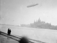 Magyarország, Budapest, egy Zeppelin léghajó a Parlament fölött., 1931, Fortepan, Steindl Imre-terv, léghajó, országház, neogótika, eklektikus építészet, Fortepan #11354