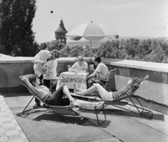 Magyarország, Margitsziget, Budapest, Margitszigeti Nagyszálló, tetőterasz, háttérben a Víztorony., 1957, Bauer Sándor, víztorony, halásznadrág, nyugágy, Fortepan #113546