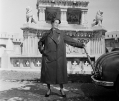 Magyarország, budai Vár, Budapest I., a Szentháromság tér Szent István szobránál, háttérben a Halászbástya., 1957, Bauer Sándor, Tatra 600 Tatraplan, manöken, Budapest, Fortepan #113605