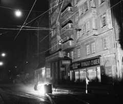 Magyarország, Budapest VIII., Népszínház utca a József körút felől nézve, jobbra a Csokonai mozi., 1957, Bauer Sándor, plakát, cégtábla, utcakép, mozi, sínpálya, hegesztés, Bizományi Áruház Vállalat, Budapest, gépírás, sínjavítás, Fortepan #113611