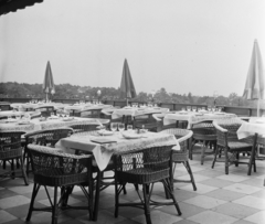 Magyarország, Széchenyihegy, Budapest XII., Rege utca, Vörös Csillag (egykor Golf, később Panoráma) szálloda, terasz., 1959, Bauer Sándor, napernyő, fonott szék, szálloda, terasz, teríték, étlap, Budapest, Fortepan #113630