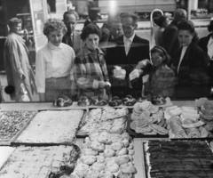 Magyarország, Budapest VI., Teréz körút 20. (Lenin körút 78.), Vajas sütemények boltja., 1961, Bauer Sándor, kirakat, üzlet, sütemény, Budapest, Fortepan #113644