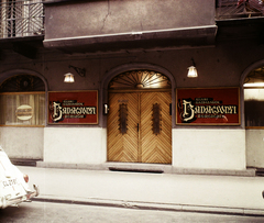 Magyarország, Budapest XIII., a Pannónia utca 14. számú sarokház Katona József utcai oldala, Badacsonyi Borozó., 1968, Bauer Sándor, színes, Volkswagen-márka, rendszám, Volkswagen Bogár, Budapest, Fortepan #113648