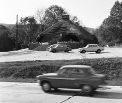 Magyarország, Tatabánya, Csákányosi csárda (Makovecz Imre, 1968.)., 1969, Bauer Sándor, Skoda 1000 MB, Wartburg 311/312, Wartburg 353, Moszkvics 403, Fortepan #113658