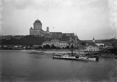 Magyarország, Esztergom, a Bazilika a Duna felől nézve., 1910, Fortepan, hajó, híd, zászló, Bazilika, kikötő, gőzhajó, lapátkerekes hajó, Marie Valerie hajó, kupola, Fortepan #11372