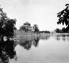 Hungary, Tata, a Vár a Diana szobor felől fényképezve., 1965, Gyöngyi, lake, water surface, castle, pointed arch, Fortepan #11375