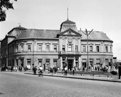 Magyarország, Nyíregyháza, Kossuth tér Korona szálló., 1962, Gyöngyi, utcakép, életkép, vörös csillag, neon lámpa, kerékpár, Fortepan #11379