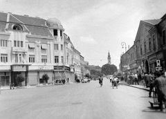 Magyarország, Nagykanizsa, Erzsébet (Szabadság) tér, Centrál Hotel. Jobbra a Fő (Lenin) út házsora, távolabb a Deák Ferenc téren a Jézus Szíve-templom., 1960, Gyöngyi, templom, teherautó, lámpaoszlop, kézikocsi, állvány, kerékpár, Fortepan #11380