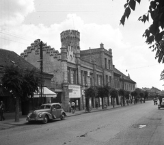 Magyarország, Szekszárd, Széchenyi utca 38., Augusz-ház., 1959, Gyöngyi, német gyártmány, utcakép, városkép, EMW-márka, vörös csillag, automobil, EMW 340, kerékpár, Fortepan #11384