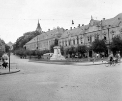 Magyarország, Szekszárd, Garay tér., 1959, Gyöngyi, kerékpár, autóbusz, szobor, városkép, kockakő, Garay János-ábrázolás, Fortepan #11386