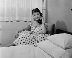 Magyarország,Balaton, Siófok, Glatz Henrik utca, Motel. Dévényi Cecília színművésznő, koreográfus., 1959, Bauer Sándor, manöken, telefonkagyló, Fortepan #113875