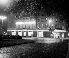 Magyarország, Budapest VI., Oktogon (November 7. tér), Abbázia kávéház. Balra a Teréz (Lenin) körút, jobbra az Andrássy út (Népköztársaság útja)., 1960, Bauer Sándor, Budapest, neon felirat, Fortepan #113898