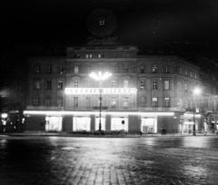 Magyarország, Budapest VI., Oktogon (November 7. tér), Abbázia kávéház. Balra a Teréz (Lenin) körút, jobbra az Andrássy út (Népköztársaság útja)., 1960, Bauer Sándor, Budapest, éjszaka, utcai lámpa, Fortepan #113899