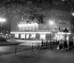 Magyarország, Budapest VI., Oktogon (November 7. tér), Abbázia kávéház. Balra a Teréz (Lenin) körút, jobbra az Andrássy út (Népköztársaság útja)., 1960, Bauer Sándor, éjszaka, földalatti, neon lámpa, neon felirat, Budapest, Fortepan #113900