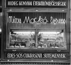 Magyarország, Budapest V., Kígyó utca 4-6., Mézes Mackó büfé., 1960, Bauer Sándor, vendéglátás, kirakat, cégtábla, eszpresszó, árukínálat, üzletportál, vitrin, neon felirat, Budapest, hidegkonyha, Mézes Mackó, tipográfia, Fortepan #113901