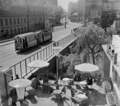 Hungary, Budapest II., Frankel Leó út 48., Malomtó Bisztró, háttérben a Lukács Fürdő épülete., 1962, Bauer Sándor, terrace, tram, Budapest, Fortepan #113911