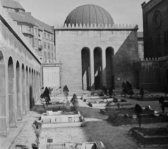 Hungary, Budapest VII., a Dohány utcai zsinagóga udvara, szemben a Hősök Temploma., 1965, Bauer Sándor, synagogue, judaism, Budapest, Fortepan #113917