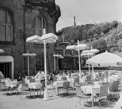 Hungary, Budapest XI., Gellért Szálló, terasz. Fenn a Gellért-hegyen a Citadella és a Felszabadulási Emlékmű., 1962, Bauer Sándor, light, sunshades, terrace, Budapest, Fortepan #113927