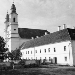 Romania,Transylvania, Miercurea Ciuc, Csíksomlyó (ekkor önálló), Kegytemplom és a kolostor., 1941, Gyöngyi, Fortepan #11394