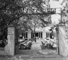 Magyarország, Balatonlelle, Köztársaság utca 4., Vörös Csillag étterem., 1959, Bauer Sándor, vendéglátás, kapu, kerthelyiség, neon felirat, hirdetmény, Fortepan #113942