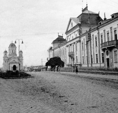 Romania,Transylvania, Miercurea Ciuc, Vártér., 1941, Gyöngyi, cobblestones, gas lamp, Fortepan #11395