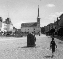 Románia,Erdély, Székelyudvarhely, Városháza (Batthyány) tér, balra a Városháza, szemben a református templom., 1941, Gyöngyi, templom, kút, utcakép, középület, eklektikus építészet, Stehló Ottó-terv, Fortepan #11396