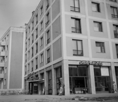 Magyarország, Debrecen, Blaháné utca 1., Művész eszpresszó., 1959, Bauer Sándor, utcakép, eszpresszó, lakóház, cukrászda, neon felirat, hirdetmény, bejárat, Fortepan #113985