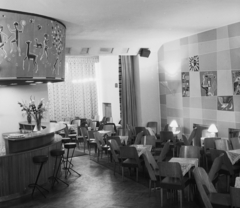 Magyarország, Debrecen, Blaháné utca 1., Művész eszpresszó., 1959, Bauer Sándor, függöny, eszpresszó, hangszóró, falikép, parketta, bárszék, üzletbelső, bárpult, Fortepan #113987