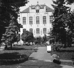 Romania,Transylvania, Târgu Mureș, Református Kollégium., 1941, Gyöngyi, architecture, Secession, crest, bench, Art Nouveau architecture, Sándor Baumgarten-design, Fortepan #11400