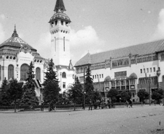 Romania,Transylvania, Târgu Mureș, Rózsák tere (Piata Trandafirilor, ekkor Széchenyi tér), balra a Városháza, jobbra a Kultúrpalota részlete látszik., 1941, Gyöngyi, architecture, Secession, public building, Marcell Komor-design, Art Nouveau architecture, Dezső Jakab-design, Fortepan #11402