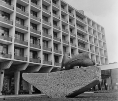 Magyarország,Balaton, Tihany, Hotel Tihany, előtérben Varga Imre: Fekvő fiú című szobra (1963)., 1963, Bauer Sándor, szobor, szálloda, meztelen alak, Fortepan #114051