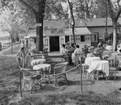 Magyarország, Budapest XX., a Ráckevei (Soroksári)-Duna partja, a Hullám büfé a Vizisport utcai Hullám Csónakháznál., 1959, Bauer Sándor, vendéglátás, cégtábla, felirat, fonott szék, kerthelyiség, büfé, vízpart, Budapest, Fortepan #114103