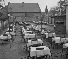 Magyarország, Budapest XXI., Táncsics Mihály utca, Csepel Vas- és Fémművek Munkásotthona (később Csepeli Munkásotthon), kerthelyiség. Háttérben jobbra a Budapest-Csepel-Központi Református Egyházközség temploma a Károli Gáspár (Tanácsház) utcában., 1959, Bauer Sándor, templom, kerthelyiség, Budapest, Fortepan #114105