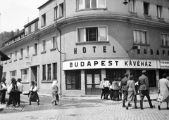 Ukrajna,Kárpátalja, Rahó, Miru út (Fő utca) 42., Hotel Budapest (később Hotel Europa)., 1941, Gyöngyi, egyenruha, szálloda, népviselet, üzletportál, katona, kávéház, Fortepan #11420