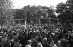 Magyarország, Budapest X., Kozma utcai izraelita temető, háttérben a Holokauszt emlékmű. A Budapesti Izraelita Hitközség által rendezett mártír emlékünnepség 1960. szeptember 18-án., 1960, Bauer Sándor, Budapest, tömeg, Fortepan #114231