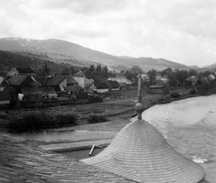 Ukrajna,Kárpátalja, Kőrösmező, Fekete-Tisza az egykor Budapest (később Edelweis) szállóból., 1941, Gyöngyi, folyópart, zsindely, Fortepan #11425