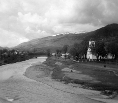 Ukrajna,Kárpátalja, Kőrösmező, látkép az Edelweis szálló felől, szemben a Szűz Mária születése-templom, 1941, Gyöngyi, folyópart, Fortepan #11426