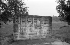 Németország, Bergen-Belsen, az eredetileg hadifogolytábor, 1943-tól koncentrációs tábor egykori bejátánál lévő emlékmű., 1961, Bauer Sándor, NSZK, Fortepan #114264