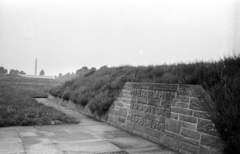 Németország, Bergen-Belsen, az eredetileg hadifogolytábor, 1943-tól koncentrációs tábor Központi emlékhelyén a tömegsírok emlékművei., 1961, Bauer Sándor, NSZK, Fortepan #114265