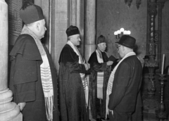 Magyarország, Budapest VII., Dohány utcai zsinagóga, szemben, középen Fisch Henrik főrabbi., 1963, Bauer Sándor, vallás, zsinagóga, gyertyatartó, zsidóság, rabbi, Budapest, imakendő, Fortepan #114266